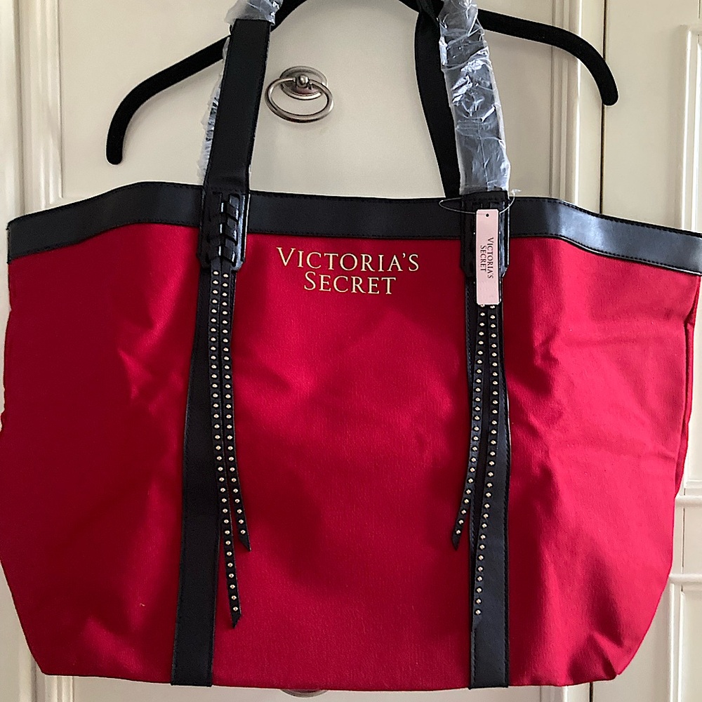 LARGE VICTORIA SECRET TOTE.

NEW WITH TAGS.